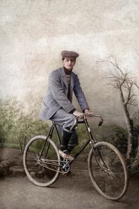 Fernand Ochse in bicicletta, Francia, 1920 circa (foto) da Unknown photographer