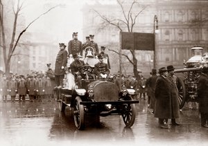 Vigili del fuoco equipaggiati con nuove pompe e veicoli, New York 1913. Fotografia da Unknown photographer