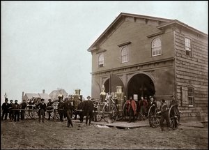 Vigili del fuoco in posa davanti alla caserma, Alessandria. Virginia, Stati Uniti. 1863. Fotografia da Unknown photographer