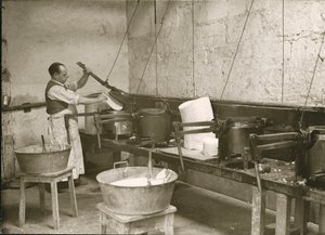 Francia, Centro, Indre-et-Loire (37), Tours: Laboratoire Metadier: un uomo prepara gli stampi per la fabbricazione delle tavolette di Kalmine da Unknown photographer