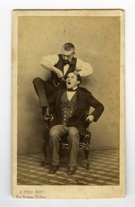 Francia, fotografia professionale di un dentista estrattore di denti da Unknown photographer
