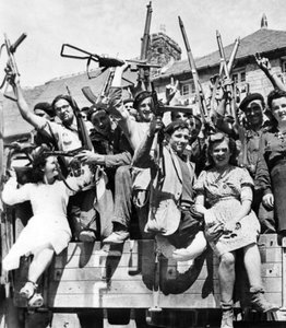 Cecchini partigiani francesi liberano un villaggio in Normandia, giugno-luglio 1944 (foto b/n) da Unknown photographer