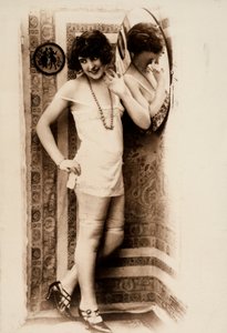 Ritratto a figura intera di una donna in abbigliamento intimo da Unknown photographer