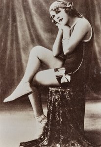 Ritratto a figura intera di una giovane donna in costume da bagno da Unknown photographer