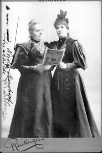 Cantante tedesca Mathilde Marchesi (1821-1913) e cantante australiana Nellie (Nelly) Melba (1861-1931). Fotografia fine XIX secolo da Unknown photographer
