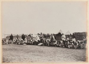 Gruppo di nativi, Magazzino di Ordinanza, Suakin, circa 1884 da Unknown