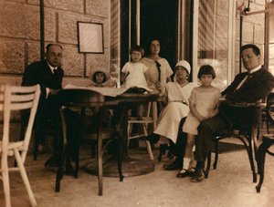 Gruppo di persone fotografate in un caffè a Pola da Unknown photographer