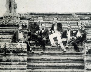 Ritratto di gruppo dei membri della Spedizione di Esplorazione del Mekong 1866-1868 (Garnier, Doudart de Lagrée) sui gradini di Angkor Vat da Unknown photographer