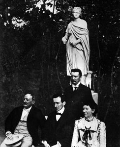 Guglielmo Marconi (1874-1937), fisico e inventore italiano con i suoi genitori e il fratello Alfonso a Pontecchio nel 1897. da Unknown photographer