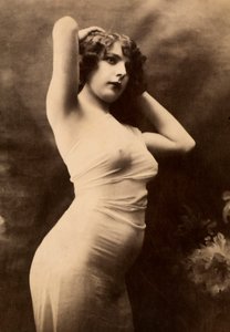 Ritratto a mezzo busto di profilo di una giovane donna in abiti trasparenti. da Unknown photographer