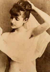 Ritratto a mezzo busto di una ragazza parzialmente nuda da Unknown photographer