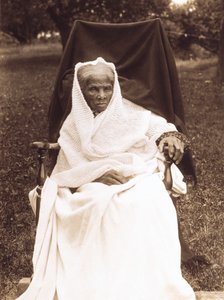 Harriet Tubman, ritratto a figura intera, seduta su una sedia, di fronte, probabilmente a casa sua ad Auburn, New York da Unknown photographer