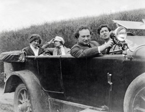 Helene Berg, Alma Mahler, Franz Werfel e Alban Berg fotografati in auto da Unknown photographer