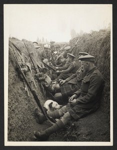 Territoriali delle Highlands in una trincea [La Gorgue, Francia]. 5 agosto 1915. da Unknown photographer