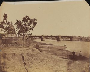 Ponte di ferro con pilastri di pietra, con civili in primo piano, fiume Gumti, Lucknow