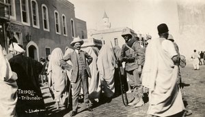 Guerra Italo-Turca, Tripolitania, persone e soldati davanti al tribunale da Unknown photographer