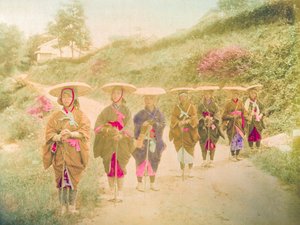 Donne giapponesi. Sette donne giapponesi in fila su una strada rurale. Giappone, circa 1910. da Unknown photographer