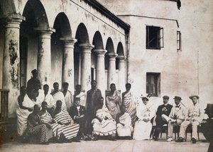 Re Prempeh e corte con il Dr de Groot e la Sig.ra de Groot al castello della Costa d