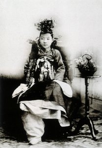 Donna coreana in abito tradizionale da matrimonio