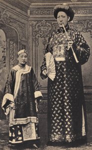 Les Monsters, il gigante della Cina. Fotografia, fine XIX secolo, Parigi. Collezione privata. da Unknown photographer