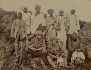 Tenente S Edwardes con il suo cane Biddy, circa 1895 da Unknown