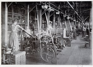 Fabbricazione di imballaggi alla fabbrica di cioccolato Van Houten - fotografia, fine 19° secolo