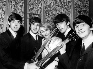 Marlene Dietrich con la band Beatles Paul McCartney John Lennon George Harrison e Ringo Starr Novembre 1963 da Unknown photographer