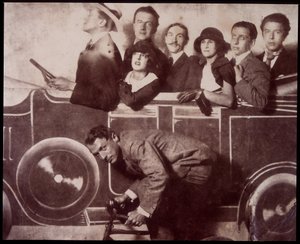 Max Morise, Simone Breton, Paul Eluard, Joseph Delteil, Gala Desnos, André Breton e Max Ernst (sulla bicicletta), alla Foire de Montmartre