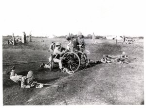 Membri del Reggimento Leggero del Re dello Yorkshire che si allenano con le Gardner Guns