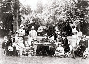 Membri della famiglia reale britannica tra cui Re Giorgio V, Re Edoardo VIII intorno alla Regina Vittoria a una festa in giardino. Fotografia tra il 1895 e il 1901