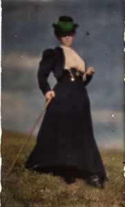 Miss Mary in costume blu