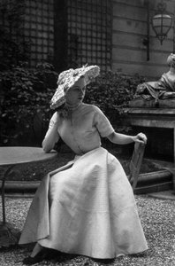 Moda Dior nel 1948: Abito "New Look" di Christian Dior (foto) da Unknown photographer