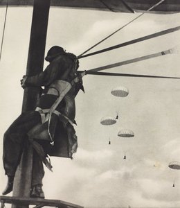Momento prima del lancio, aviatore della RAF pronto a lasciare l