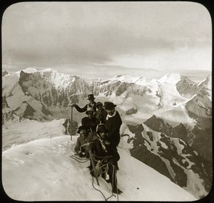 Alpinismo alla fine del XIX o inizio del XX secolo: gruppo di alpinisti sulla vetta del Wetterhorn, massiccio del Wetterhorner, Alpi Bernesi, Canton Berna, Svizzera da Unknown photographer