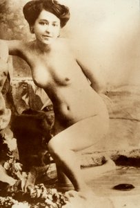 Ritratto nudo di una giovane donna che esce da una vasca