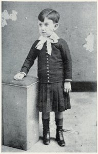Pablo Picasso a 4 anni - in "Picasso, documenti iconografici" di Sabartes da Unknown photographer