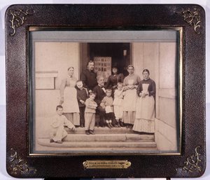 Pastore tra bambini inglesi trattati preventivamente contro la rabbia. Museo Pasteur. da Unknown photographer