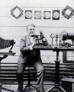 Foto di Thomas-Alva Edison davanti al suo fonografo da Unknown photographer