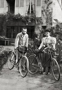 Pierre e Marie Curie nel loro giardino da Unknown photographer