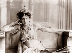 Ritratto di Margaretha Geertruida Zelle, nota come Mata Hari, ballerina e spia olandese, XX secolo (foto) da Unknown photographer