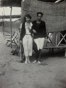 Ritratto di una coppia sulla spiaggia, Versilia da Unknown photographer