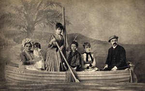 Ritratto di una famiglia con un fotografo, messa in scena in una barca. Fotografia, fine XIX secolo, Parigi. Coll. Selva. da Unknown photographer