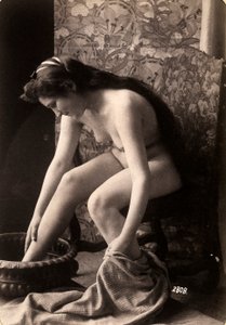Ritratto di una donna nuda che si lava i piedi da Unknown photographer