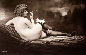Ritratto di una giovane donna che posa nuda, di spalle, mentre fuma una sigaretta da Unknown photographer