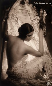 Ritratto di una giovane donna avvolta in un panno di pizzo bianco da Unknown photographer