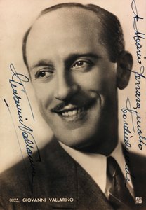 Ritratto con dedica e autografo del cantante italiano Giovanni Vallarino; cartolina da Unknown photographer