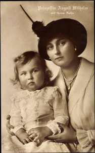 Principessa August Wilhelm con figlio, NPG 5003 da Unknown photographer