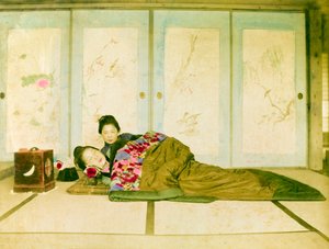 Sdraiati su un futon. Due donne giapponesi sdraiate su un futon tradizionale posto sul pavimento. Giappone, circa 1910. da Unknown photographer