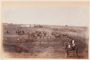 Genieri e minatori che costruiscono trincee di riparo durante il campo di esercitazione di Delhi, circa 1885 da Unknown