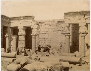 Secondo cortile del Tempio Mortuario di Ramesse III, lato nord, Medinet Habu, Egitto, ca 1890 da Unknown photographer